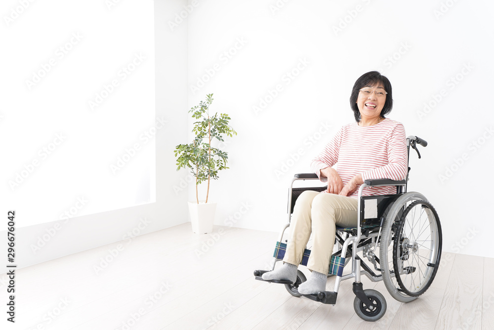 車椅子に乗るおばあさん 車椅子に乗るおばあさん