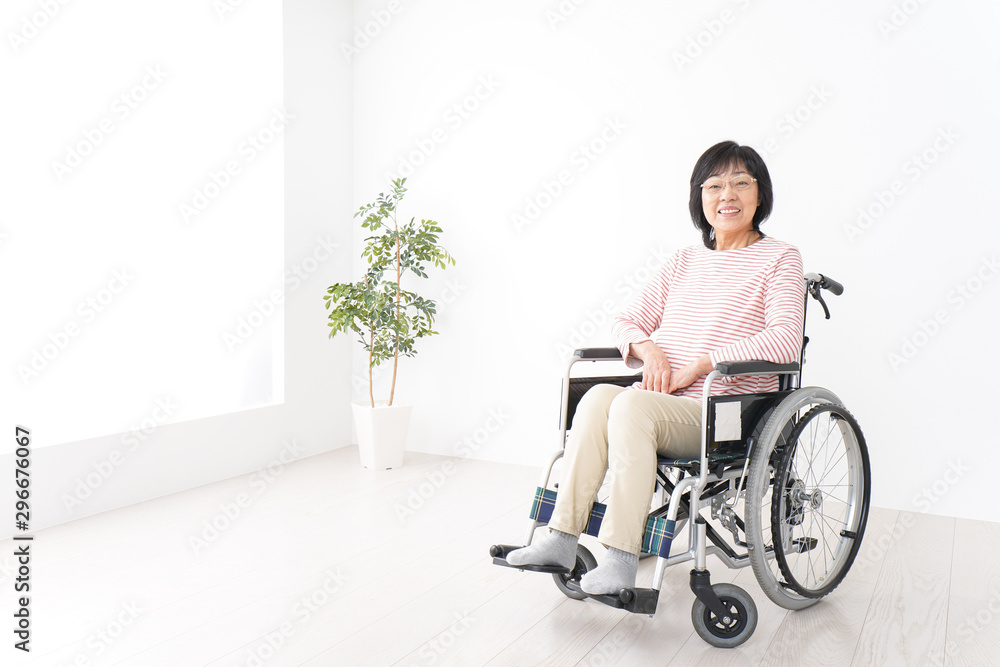 車椅子に乗るおばあさん 車椅子に乗るおばあさん