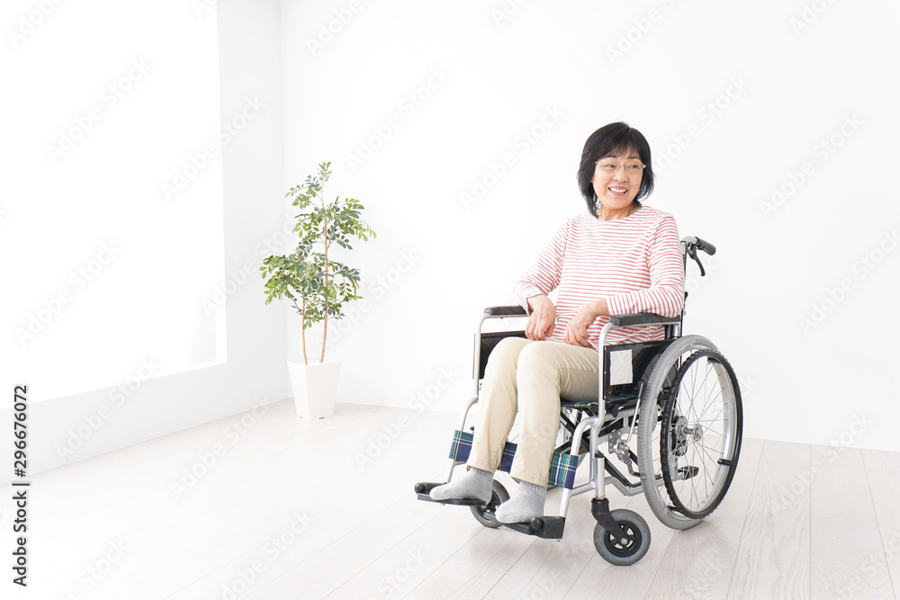 車椅子に乗るおばあさん