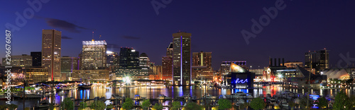 Quadro em tela Colorful Baltimore skyline over the Inner Harbor at dusk