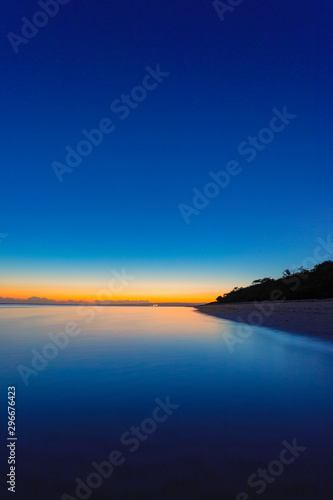 Fototapeta Naklejka Na Ścianę i Meble -  Aurora Celestial amanecer en la playa