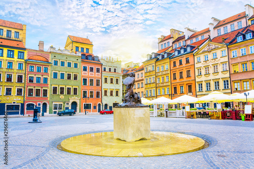 Fontanna Syrenka i kolorowe domy na Rynku Starego Miasta w Warszawie, stolicy Polski