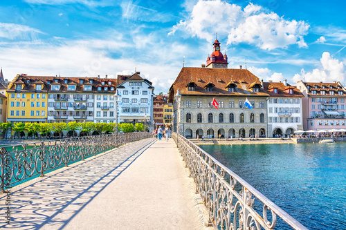 Fotografia View on the beautiful picturesque historic buildings with cafe and restaurants from Rathaussteg Bridge over Reuss River in Old Town Lucerne