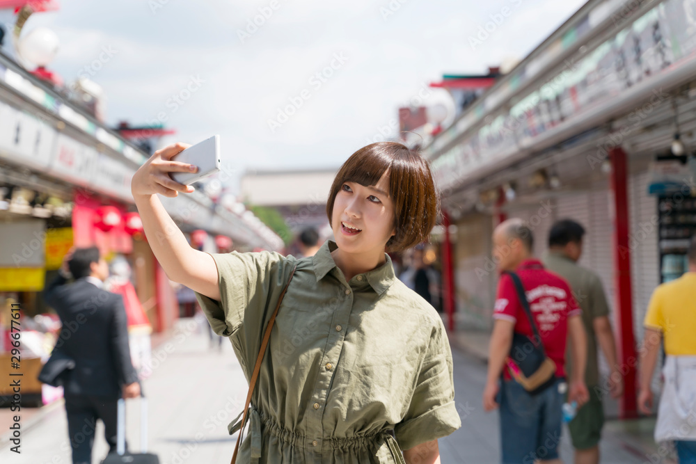 東京観光 浅草 浅草寺 仲見世通り 自撮りをする女性 Stock Photo Adobe Stock