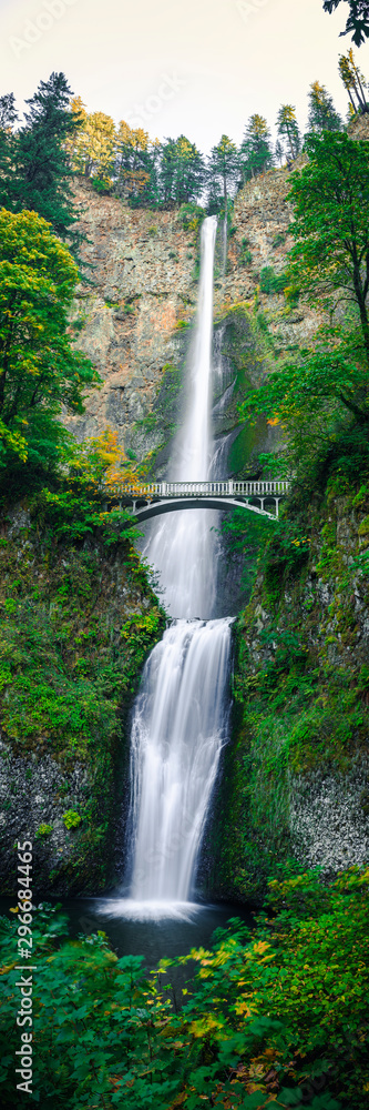 Obraz premium Vertical Panorama of Multnomah Falls Waterfall by Portland Oregon