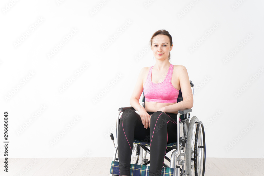 スポーツウェアを着て車椅子に乗る外国人の女性 スポーツウェアを着て車椅子に乗る外国人の女性