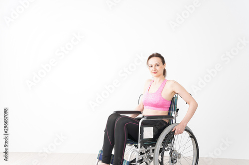 スポーツウェアを着て車椅子に乗る外国人の女性