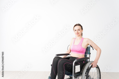 スポーツウェアを着て車椅子に乗る外国人の女性 © maroke