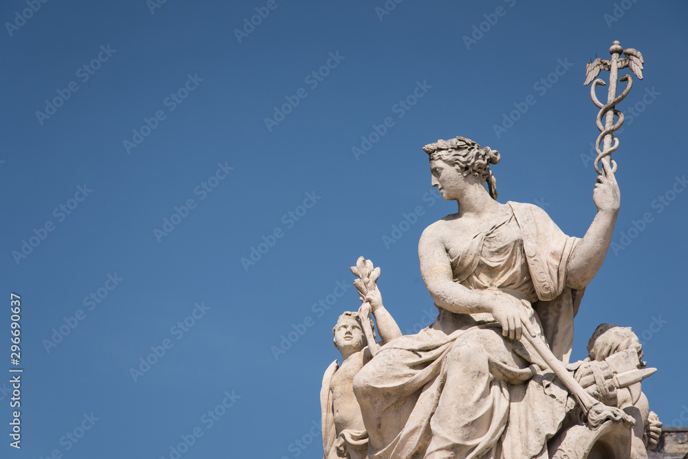 statue représentant la justice, la médecine et le pouvoir
