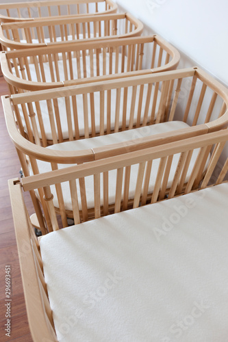 Leere Kinderbetten in einem Krankenhaus auf einer Geburtsstation © Robert Poorten