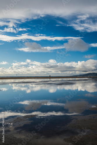 Paisaje de nubes y sus reflejos en la laguna de la playa de Los Lances  Tarifa  C  diz  Andaluc  a  Espa  a