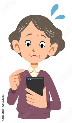 携帯電話を操作するシニアの女性の焦り