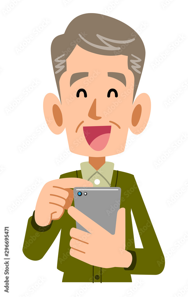 携帯電話を操作するシニアの男性の笑顔