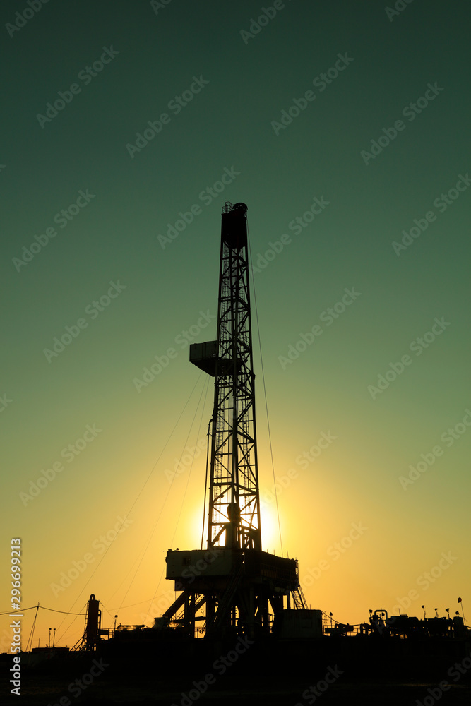 Obraz premium Oil drilling derrick in oilfield