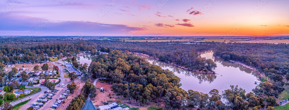 Aerial panorama of Murray River and holiday park at sunset. Moama, New South Wales, Australia - obrazy, fototapety, plakaty 