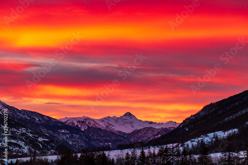 Cielo de fuego en el atardecer de los Alpes.