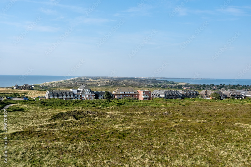 Weiter Blick von oben Ã¼ber die NordhÃ¤lfte der Insel Sylt, mit Naturschutzgebiet, DÃ¼nenlandschaft, HÃ¤usern und Hotels mit Reetdach und dem Meer zu beiden Seiten