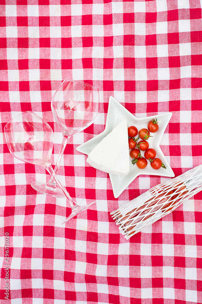 Obraz premium glasses food on the tablecloth
