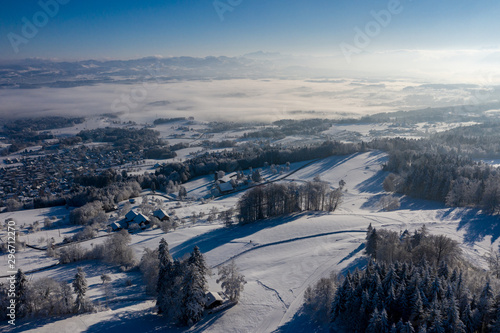 Winterlandschaft in der Schweiz, verschneite Luftaufname