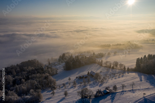 Hochnebel im Flachland, Luftaufnahme vom Sonnenaufgang