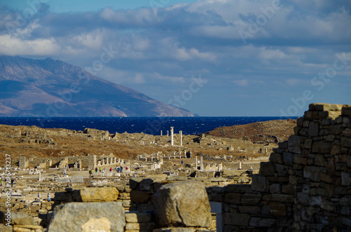 Antike und historische Tempel Ruinen mit Säulen und Mauern auf Museum Insel Ausgrabungsstätte Delos in Griechenland im Ägäischen Meer mit Apollon Heiligtum photo