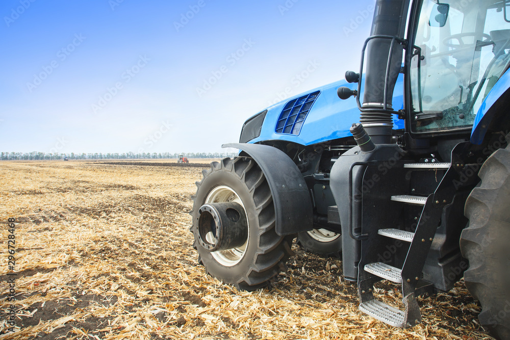 Obraz premium Modern tractor in the field during planting. The concept of agricultural industry. Copy space.