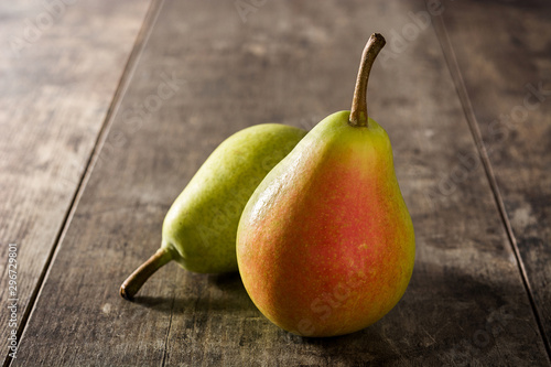 Canvas Print Two pears on wooden table