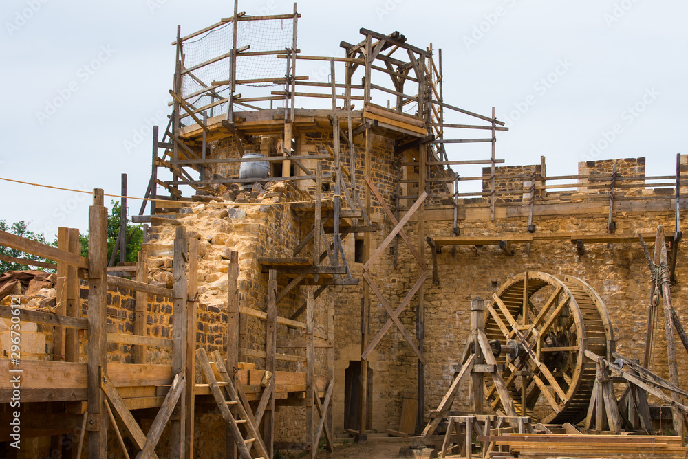 Fototapeta premium Construction d'un château fort historique au Moyen-âge en pierre
