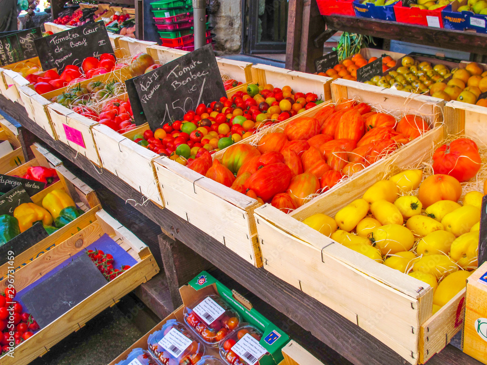 Obraz premium Marktstand mit Obst und Früchten