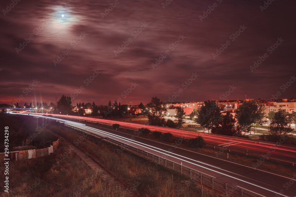 carretera de noche con destellos de luz de los coches
