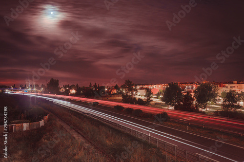 carretera de noche con destellos de luz de los coches