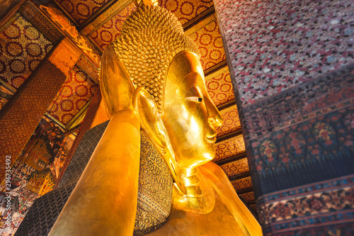 Canvas Print Wat Pho reclining gold buddha statue.
