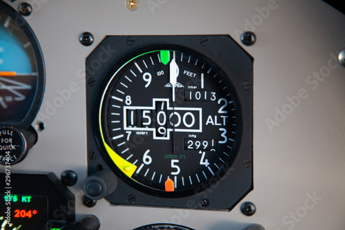 Fotografía Altimeter in an airplane cockpit, 15000ft on standard setting