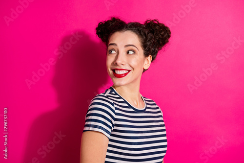 фотографія Photo of cheerful charming gorgeous fascinating pretty girl looking away turned