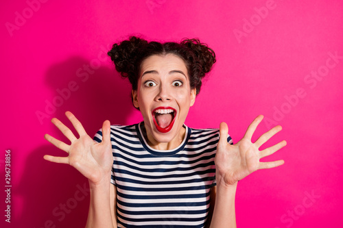 Fotografia Photo of wavy charming cheerful nice cute rejoicing woman screaming with happine