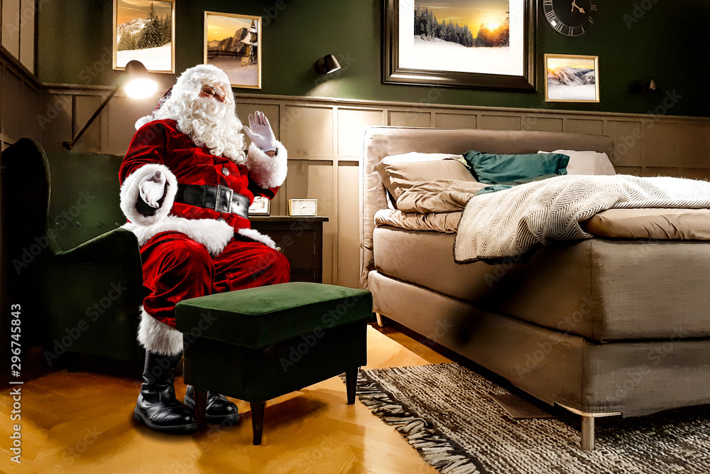 Obraz premium Red old Santa Claus and home interior 