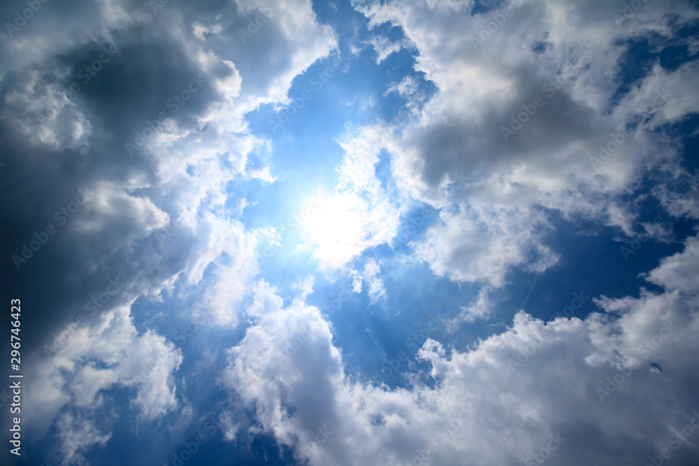 Fototapeta premium 青空と雲と太陽の素材