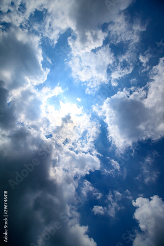 青空と雲と太陽の素材