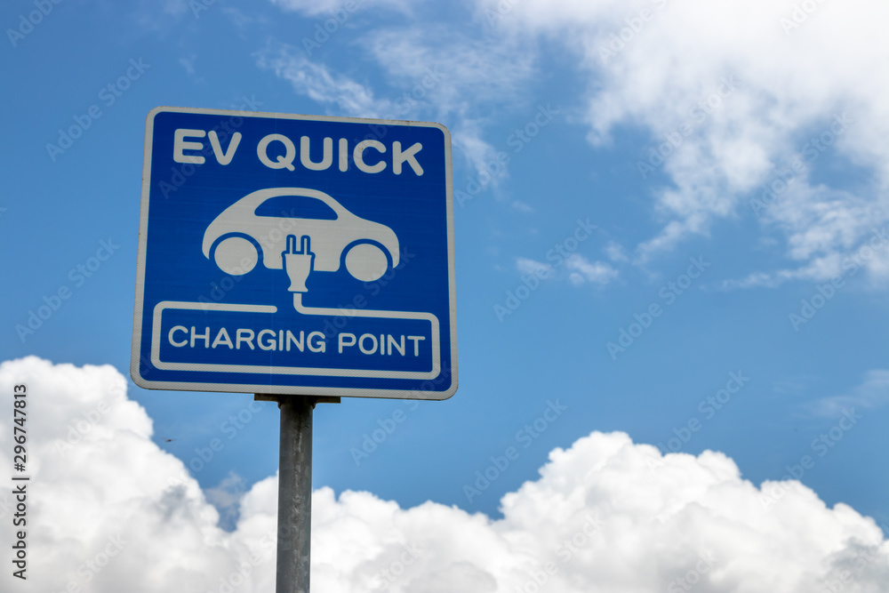 EV QUICK　電気自動車の充電場所のサイン