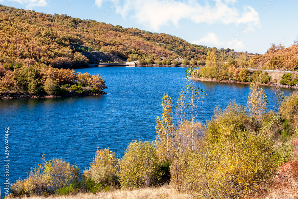 Embalse de Riaza en otoño. Segovia. España. Europa. Embalse de Riaza en otoño. Segovia. España. Europa.