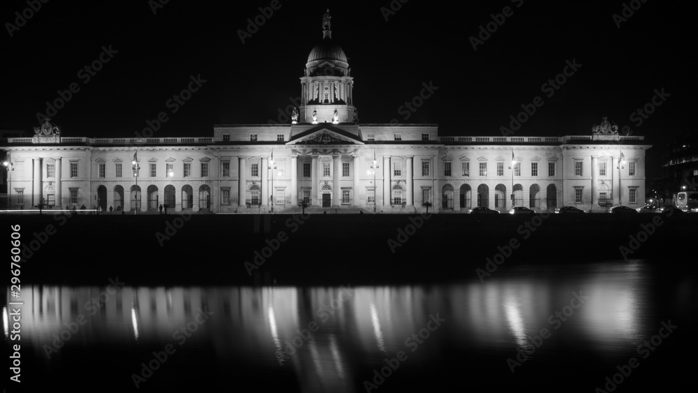 Fototapeta premium Illuminated Custom House in Dublin at night with reflection on Liffey river