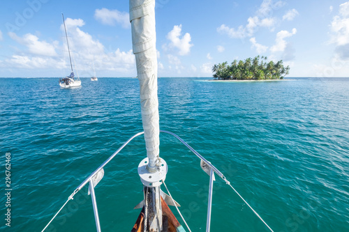 Obraz na płótnie The sailing boat prow with view of caribbean island on San Blas archipelago and