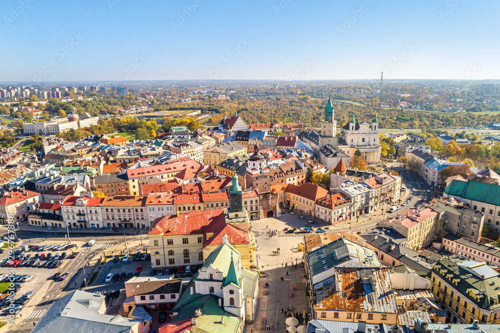 Lublin - Brama Krakowska, ratusz i katedra widziane z lotu ptaka. Jesień w mieście.