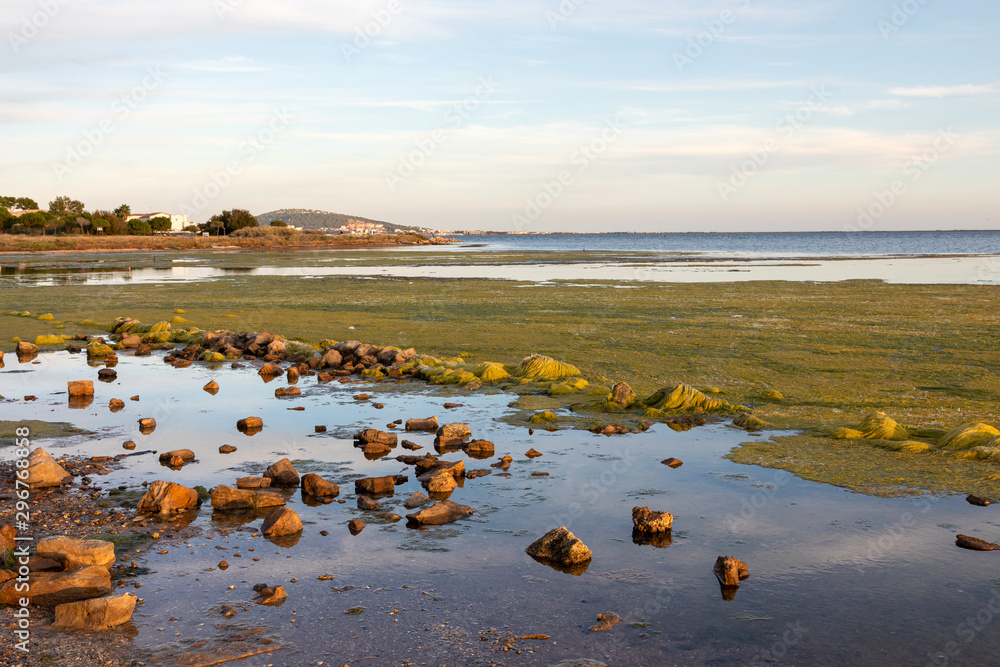 Fin de journee et coucher de soleil sur la conque de l'etang de Thau a Meze - Herault - Occitanie