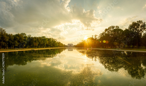 Obraz na plátně Evening Panorama of the Lincoln Memorial with the reflecting pool and dramatic clouds and light