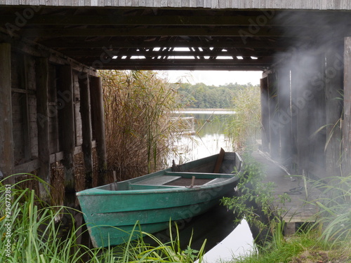 Fischerboot in einem Holz-Bootsschuppen in Mecklenburg-Vorpommern  Deutschland 