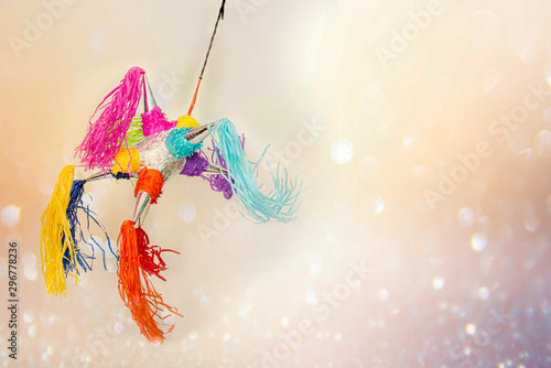 Canvastavla piñatas mexicanas con boken en fondo de color blanco y luces brillantes para cel