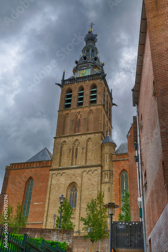 Historischer Kirchturm in der Altstadt von Nijmegen