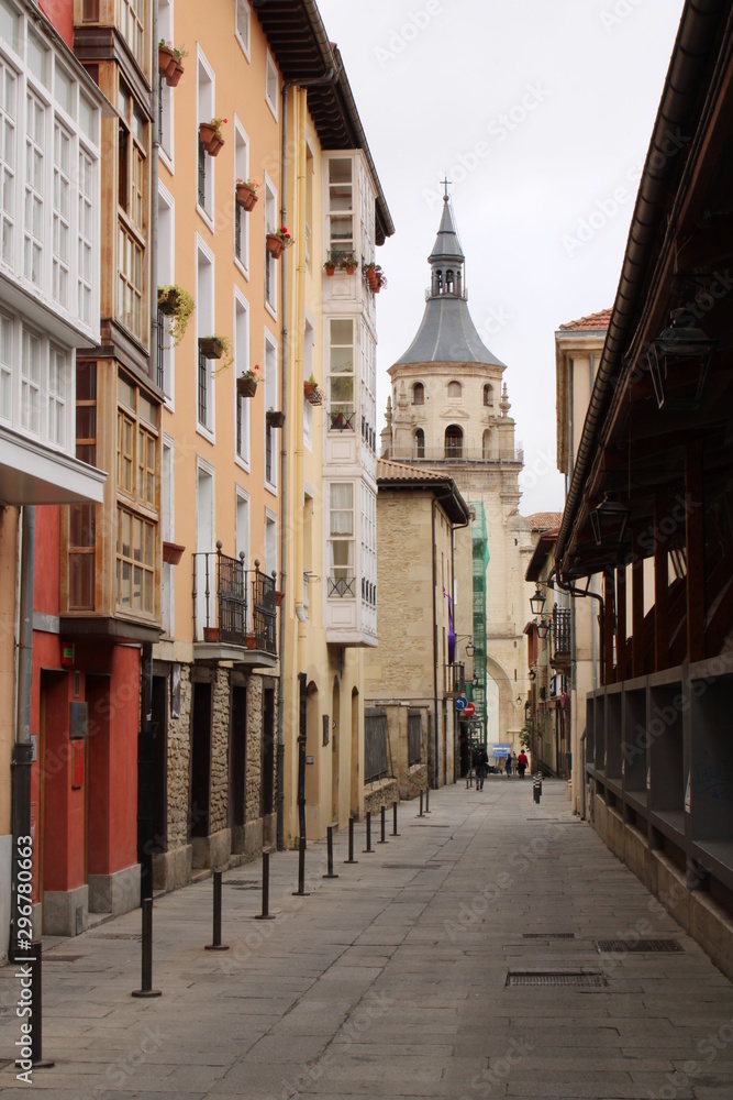 Fototapeta premium calle y torre de la catedral de Vitoria-Gasteiz