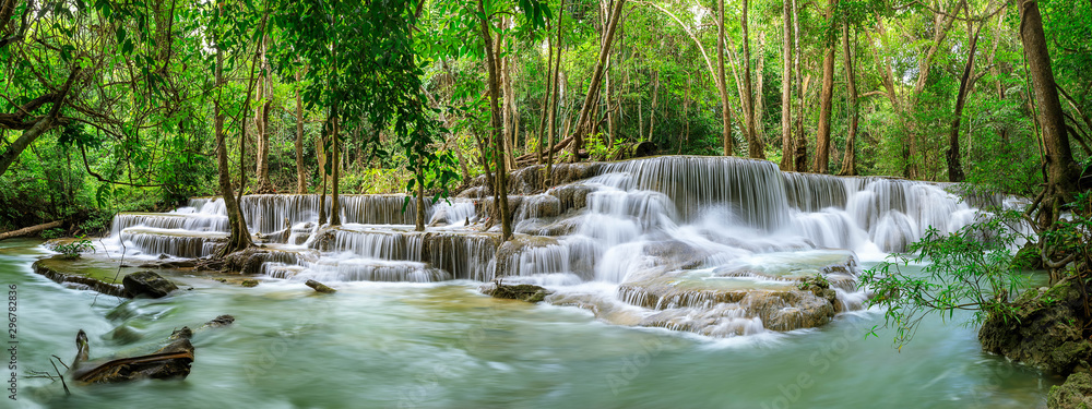 Fototapeta Huai Mae Khamin Waterfall poziom 6, Khuean Srinagarindra National Park, Kanchanaburi, Tajlandia; panorama